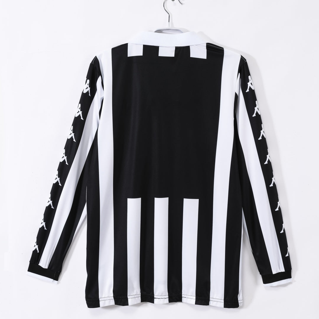 Maillot domicile rétro de Juventus 1999-2000 à manches longues, marque Le 12 -ème Maillot, avec logo et détails classiques.
