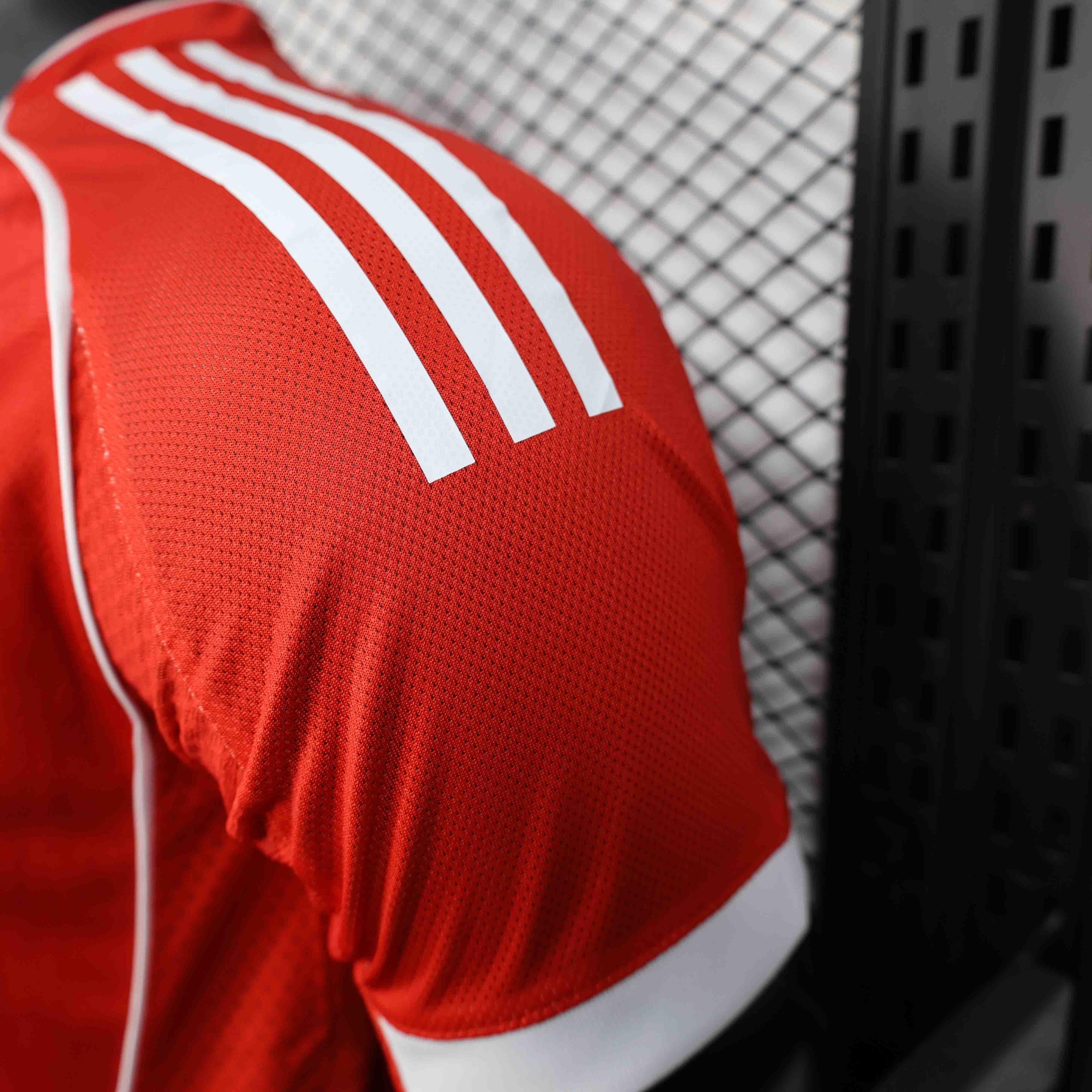 Maillot Bayern Munich 2025-26 Le 12 -ème Maillot, maillot de football avec logo et couleurs officielles du club allemand.