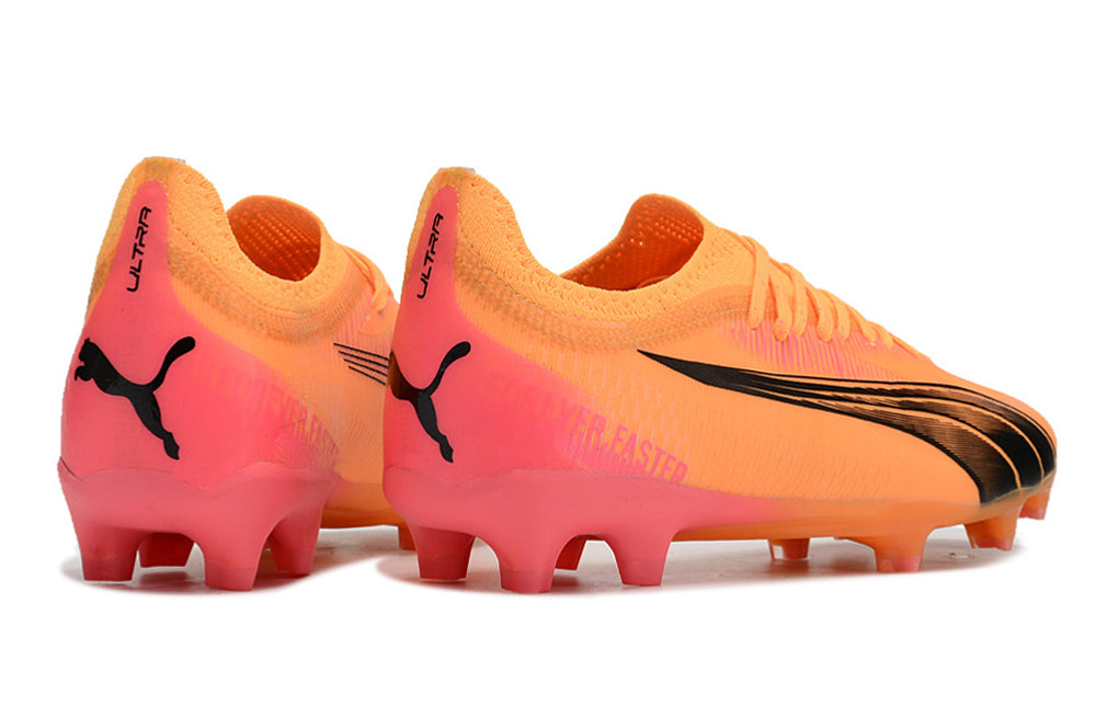 Crampons Ultra Ultimate FG de Le 12 -ème Maillot, fixation robuste pour chaussures de football, visibles en gros plan.