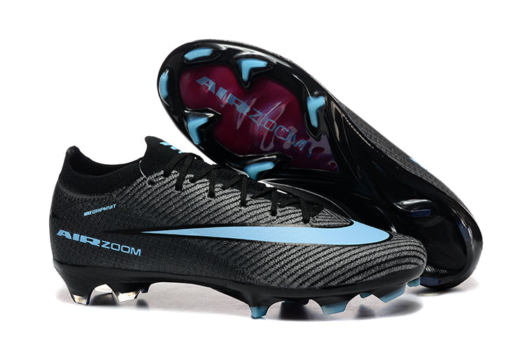 Crampons Mercurial Vapor 16 Elite XXV de Le 12 -ème Maillot, vue des chaussures de football avec crampons en gros plan