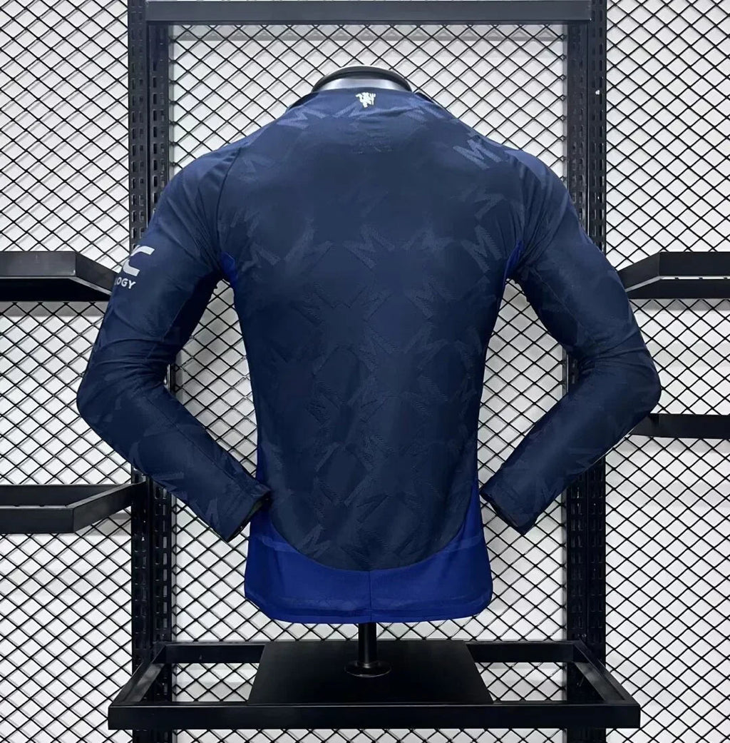 Maillot Manchester United manches longues 2025-26 de la marque Le 12-ème Maillot, vue de face avec logo de l'équipe.