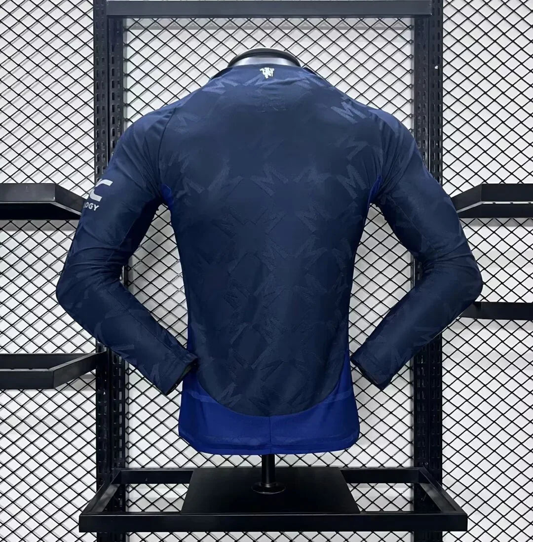 Maillot Manchester United manches longues 2025-26 de la marque Le 12-ème Maillot, vue de face avec logo de l'équipe.