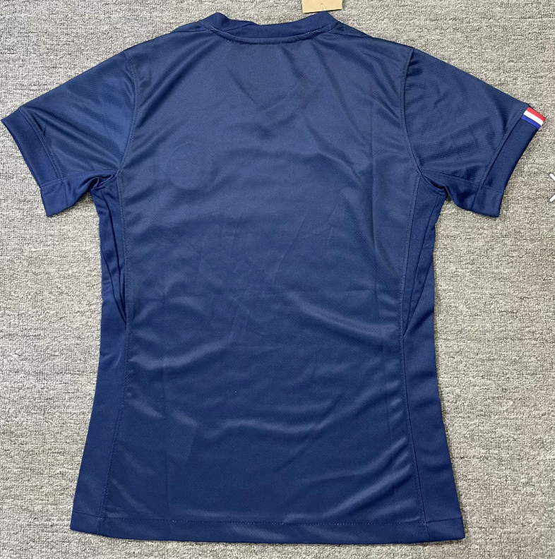 Maillot domicile PSG femme 25/26 Le 12 -ème Maillot, maillot de football avec logo du Paris Saint-Germain, manches blanches et bleu.