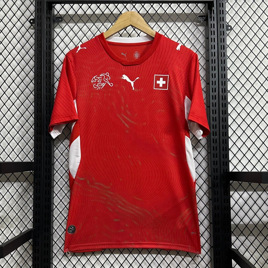 Maillot domicile Suisse 25/26 de Le 12-ème Maillot, vue de face avec logo et design rouge et blanc.