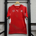 Maillot domicile Suisse 25/26 de Le 12-ème Maillot, vue de face avec logo et design rouge et blanc.