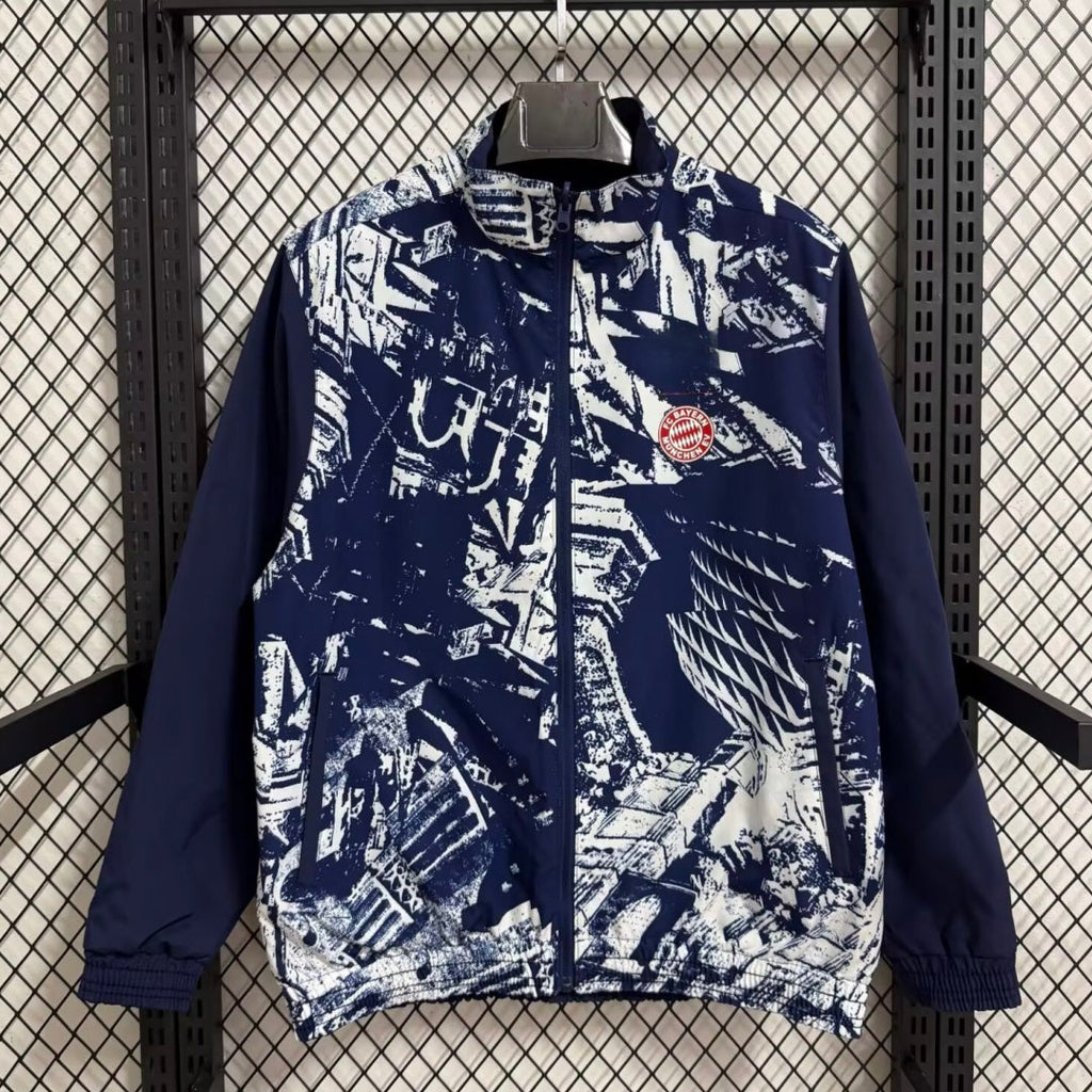 Veste coupe-vent réversible Bayern Munich Le 12 -ème Maillot, tissu léger avec logos et design sportif visible sur l'image.
