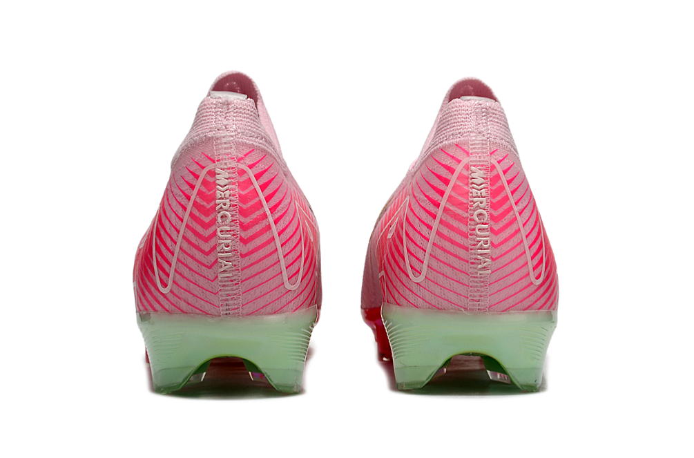 Crampons Mercurial Vapor 16 Elite XXV de Le 12 -ème Maillot, vue détaillée des spikes et de la semelle pour football.