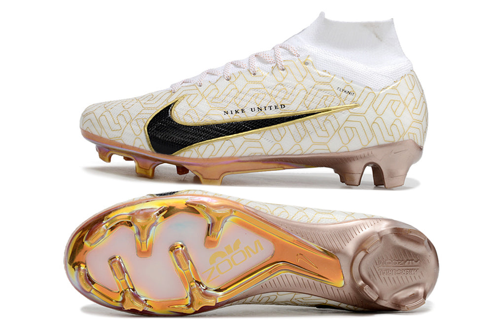 Crampons Mercurial Superfly IX Elite de Le 12 -ème Maillot, vue de face avec pointes en acier pour le football.
