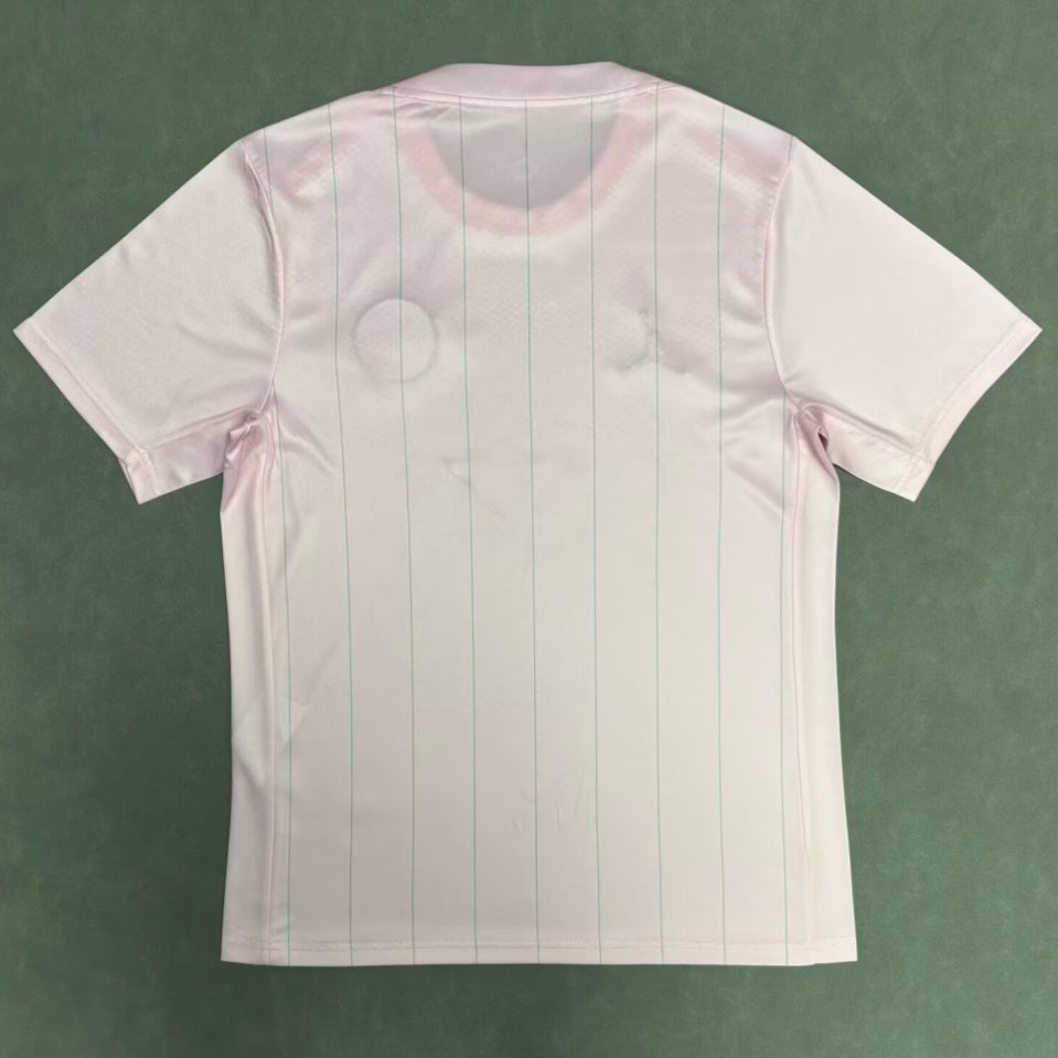 Maillot PSG 25/26 Le 12 -ème Maillot rose pour enfants, design officiel avec logo du Paris Saint-Germain.