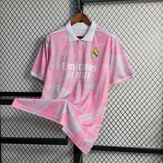 Maillot Real Madrid saison 2023-2024 édition spéciale Dragon rose, Le 12 -ème Maillot, vue du devant avec logo et design coloré