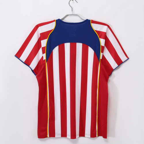 Maillot rétro domicile Atlético Madrid 2004-2005 Le 12 -ème Maillot, maillot de football rouge et blanc avec logo du club.