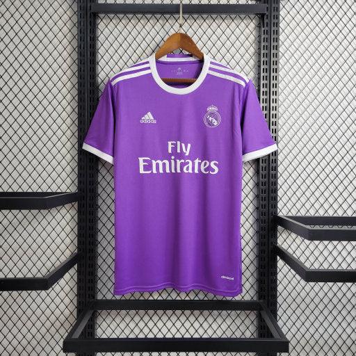Maillot rétro de Real Madrid 2016-2017, modèle Le 12 -ème Maillot, en tissu blanc avec logo et détails du club.