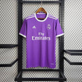 Maillot rétro de Real Madrid 2016-2017, modèle Le 12 -ème Maillot, en tissu blanc avec logo et détails du club.