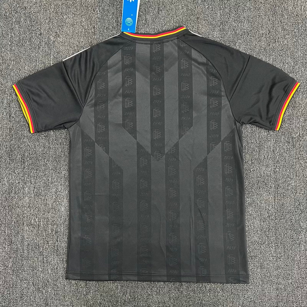 Maillot de football 25/26 Allemagne Training noir, fabriqué par Le 12 -ème Maillot, détail du tissu et logo visible.