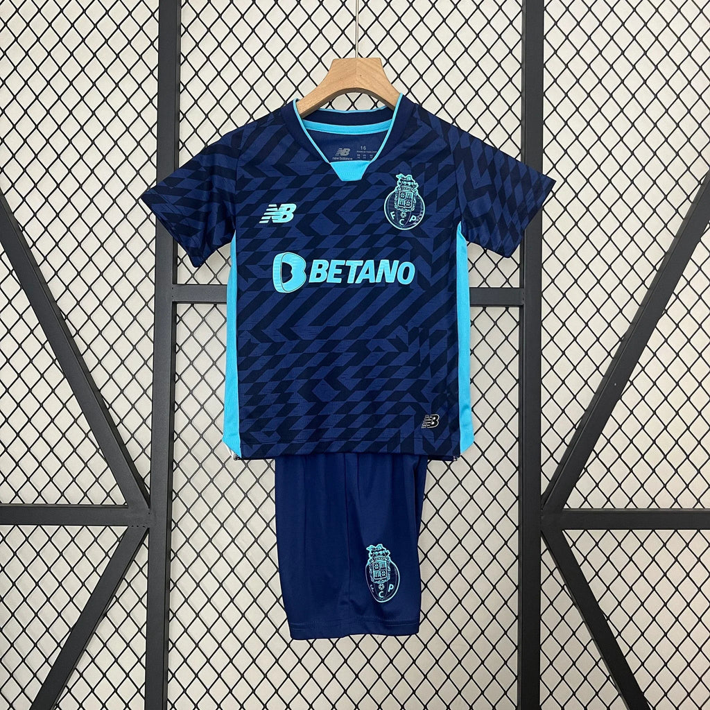 Kit enfant Porto 2024-25 de Le 12 -ème Maillot, maillot et short bleus avec logo de l'équipe, vue de face.