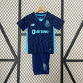 Kit enfant Porto 2024-25 de Le 12 -ème Maillot, maillot et short bleus avec logo de l'équipe, vue de face.