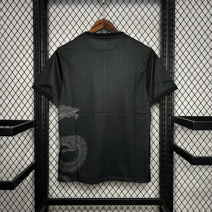 Maillot de football Real Madrid 2024-2025 noir, marque Le 12 -ème Maillot, vue de face avec logo et détails du design.