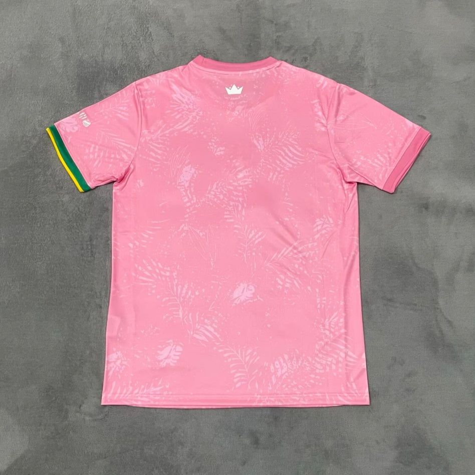 Maillot de football Brésil 25/26 rose Le 12 -ème Maillot, vue de face, détails du design et logo du pays.