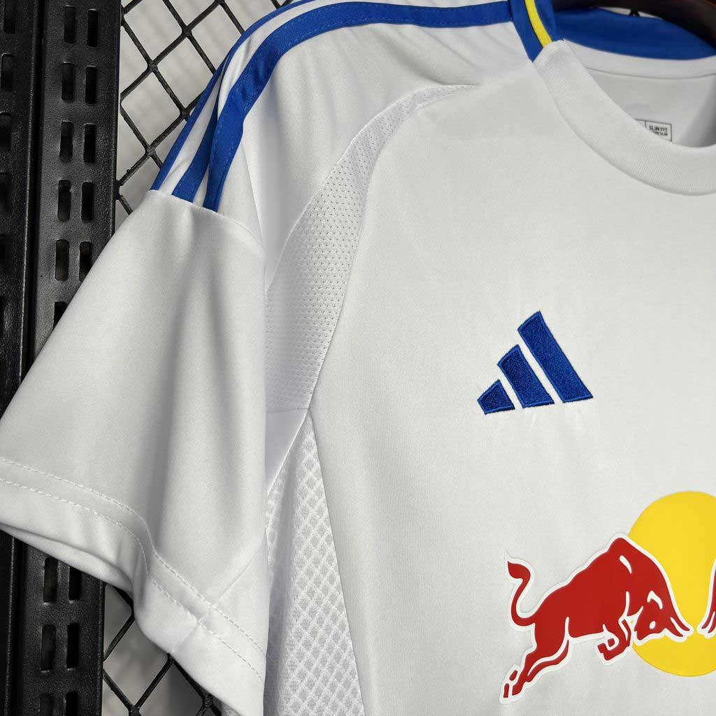 Maillot Leeds United 2024-25 de la marque Le 12-ème, vue de face avec logo et détails du kit de football.