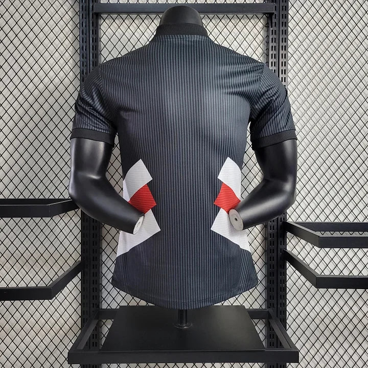 Maillot Manchester United Le 12 -ème Maillot saison 2023-2024, maillot de football rouge avec logo et détails de l'équipe.