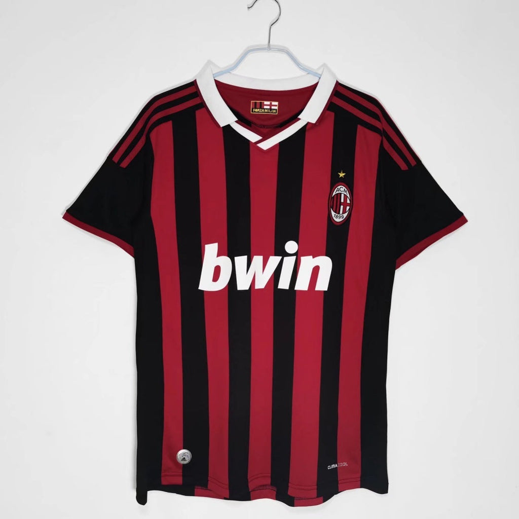 Maillot domicile rétro de 2009-2010 de l'AC Milan, fabriqué par Le 12ème Maillot, vue de face avec logo et détails du maillot