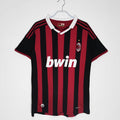 Maillot domicile rétro de 2009-2010 de l'AC Milan, fabriqué par Le 12ème Maillot, vue de face avec logo et détails du maillot