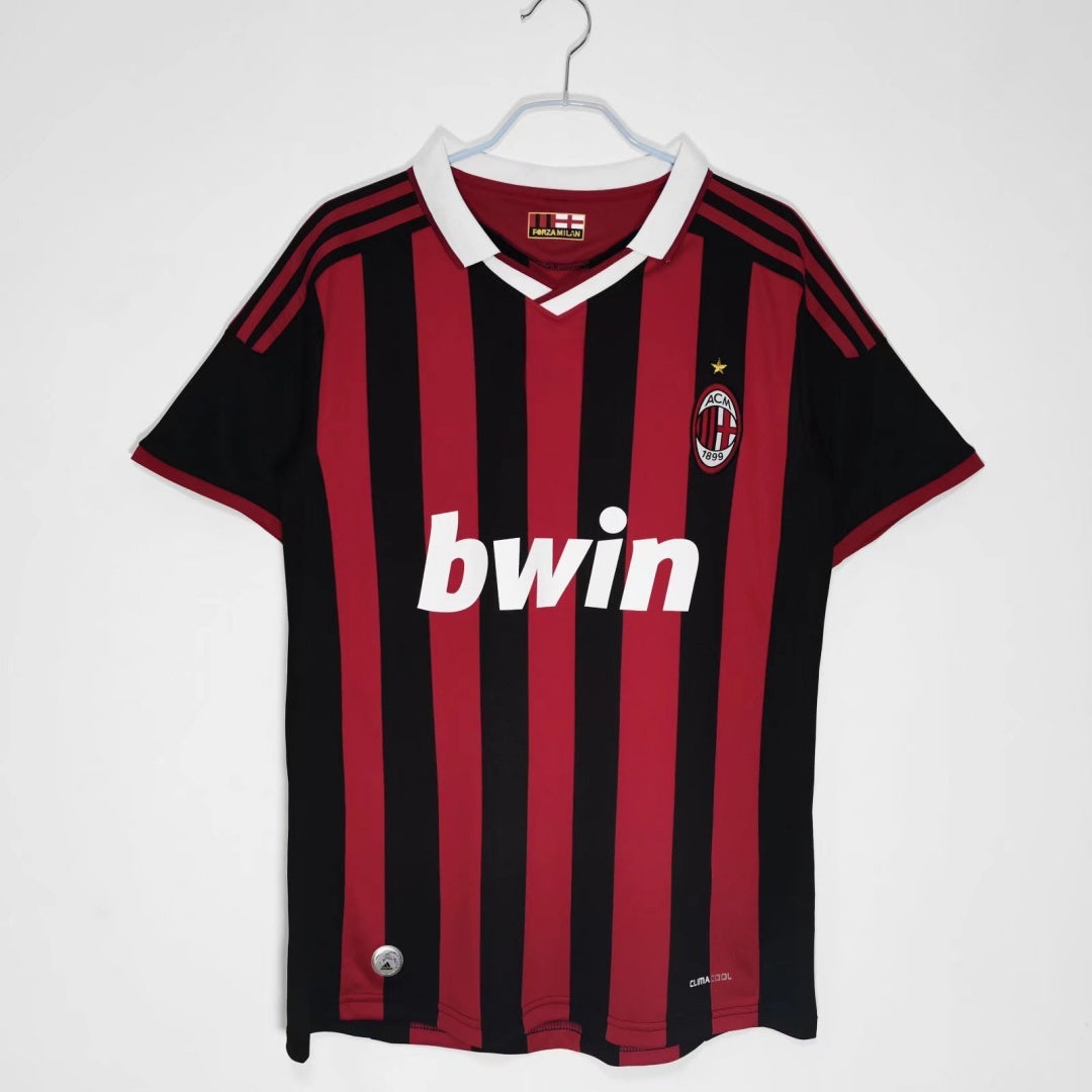 Maillot domicile rétro de 2009-2010 de l'AC Milan, fabriqué par Le 12ème Maillot, vue de face avec logo et détails du maillot
