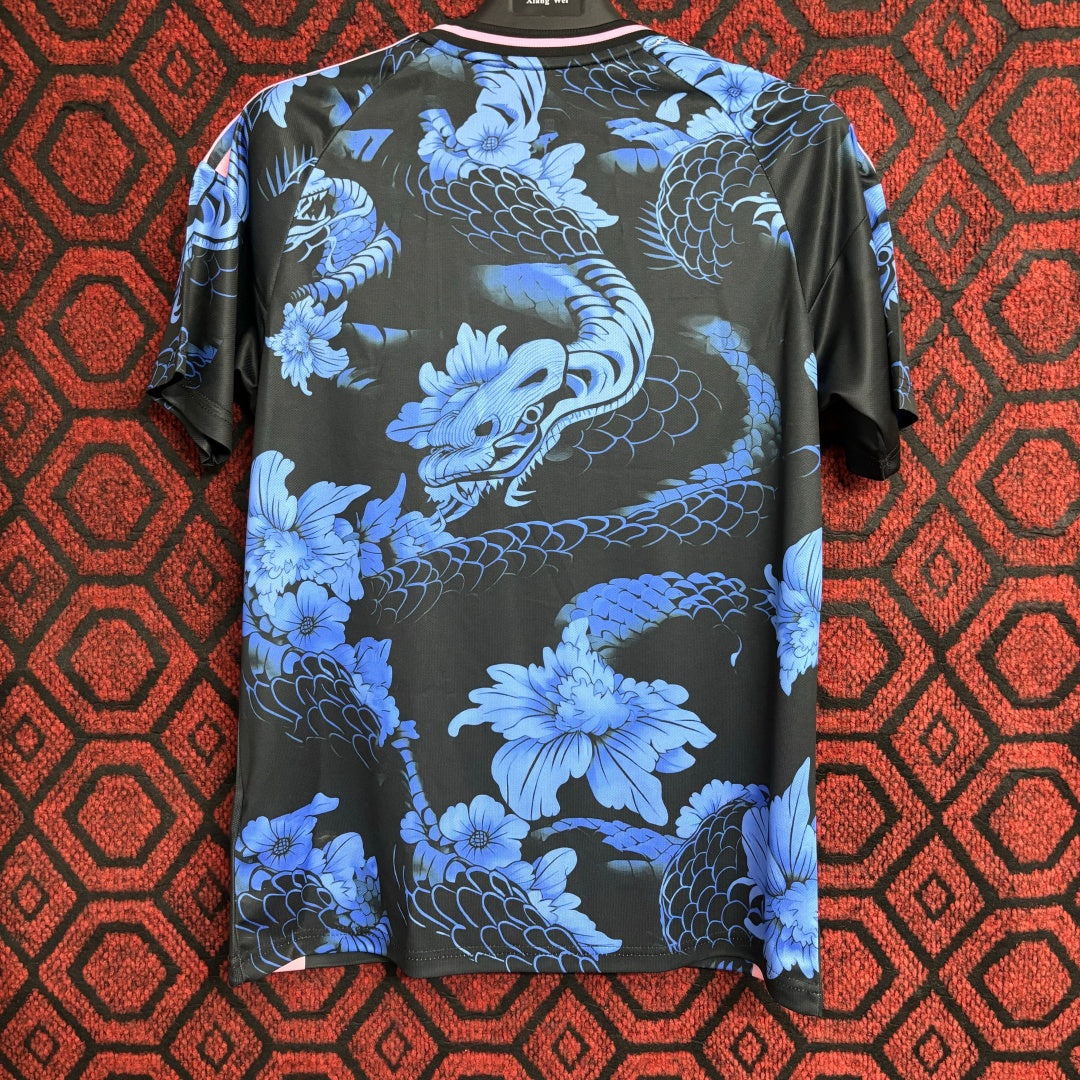 Maillot de football 24/25 Japon Le 12-ème Maillot, design spécial Dragon femelle, vue de face avec logo et détails colorés