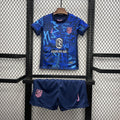 Maillot enfant Atlético Madrid 2024-25, kit officiel Le 12 -ème Maillot avec logo et couleurs rouges et blanches.