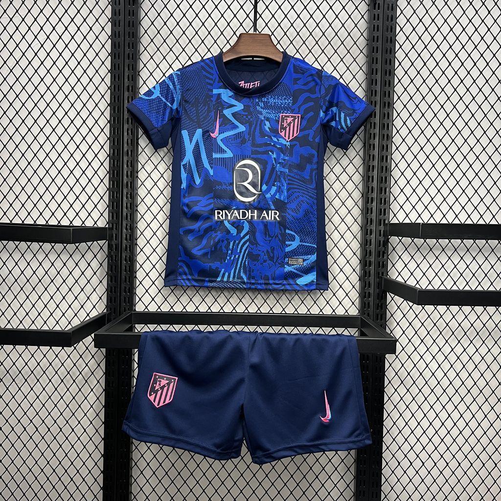 Maillot enfant Atlético Madrid 2024-25, kit officiel Le 12 -ème Maillot avec logo et couleurs rouges et blanches.