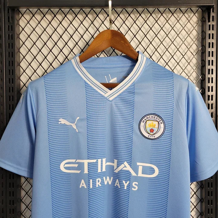 Maillot domicile Manchester City 2023-2024 Le 12 -ème Maillot, maillot de football avec logo et détails du club.