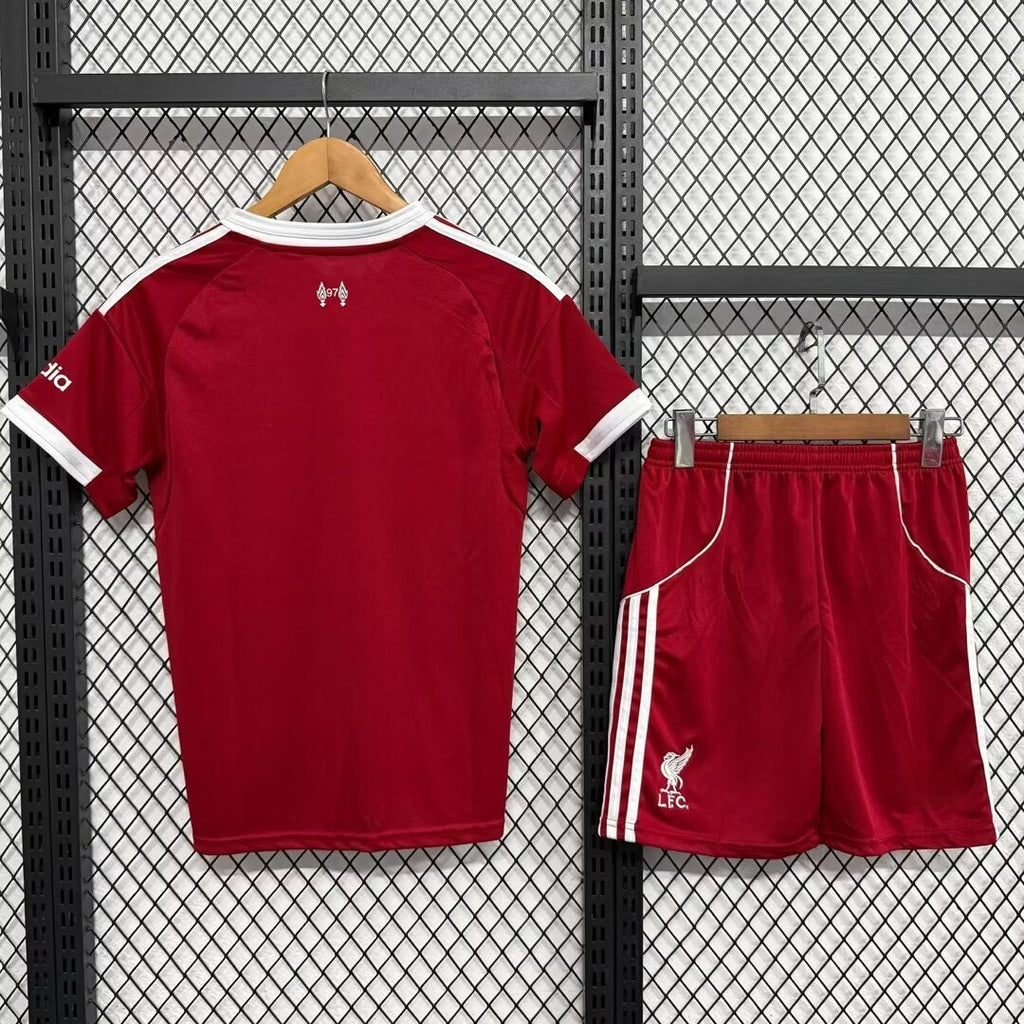 Maillot domicile adulte Liverpool 25/26 Le 12 -ème Maillot, maillot de football rouge avec logo et détails du club.