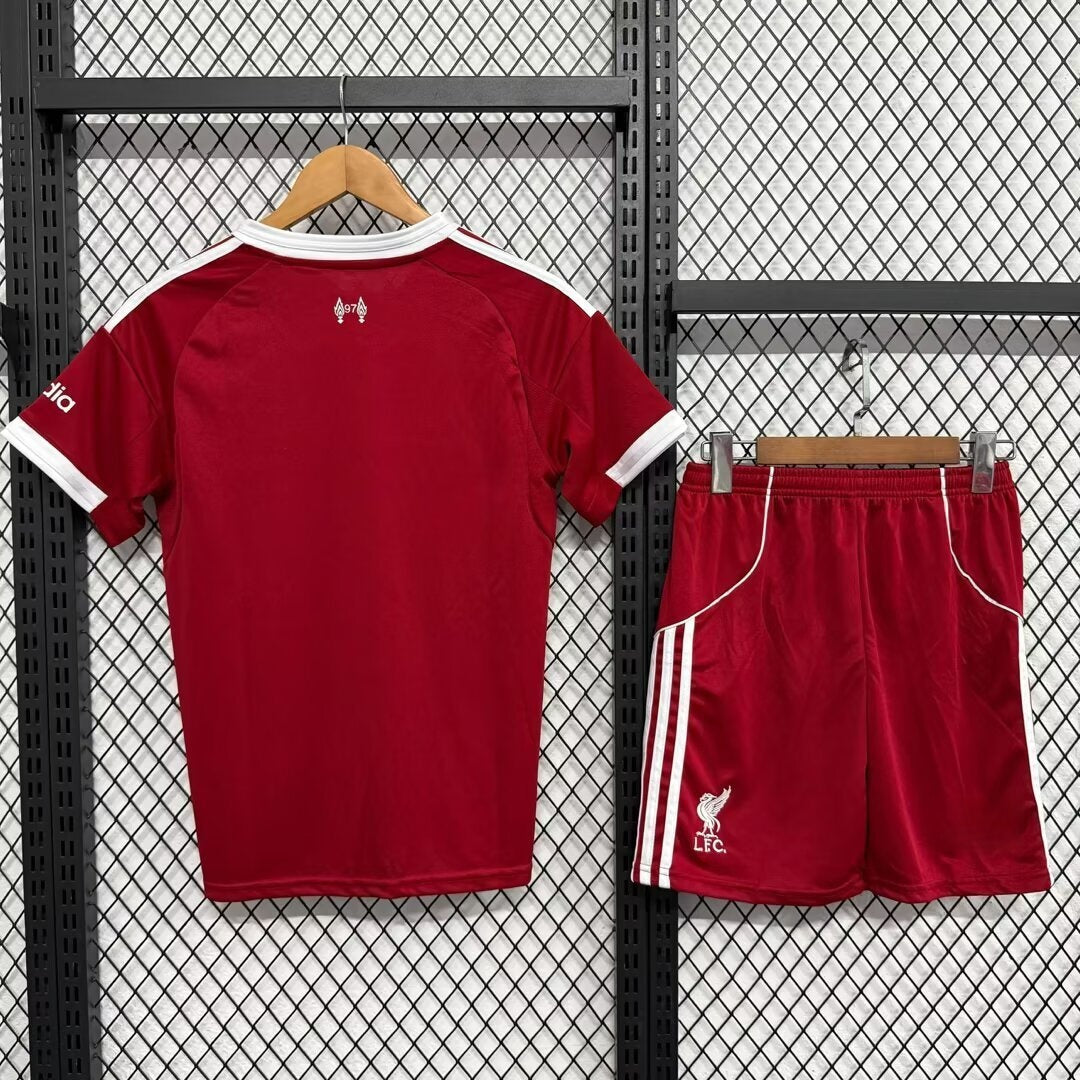 Maillot domicile adulte Liverpool 25/26 Le 12 -ème Maillot, maillot de football rouge avec logo et détails du club.