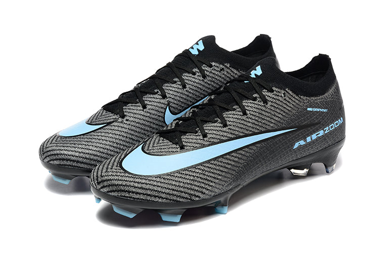 Crampons Mercurial Vapor 16 Elite XXV de la marque Le 12 -ème Maillot, montrant la semelle avec pointes en métal.