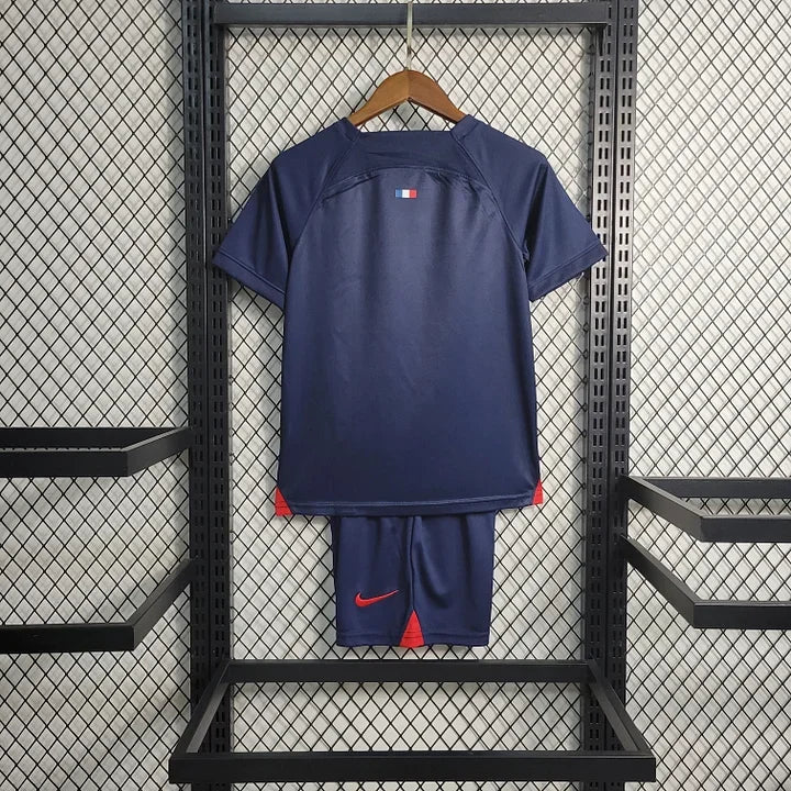 Kit enfant Paris 2023 2024 de Le 12 -ème Maillot, maillot et accessoires pour supporter l'équipe de football.