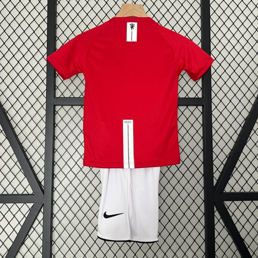 Ensemble enfant Arsenal domicile rétro 2002-2004, maillot Le 12-ème Maillot, logo et détails colorés visibles.