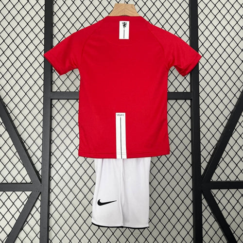 Ensemble enfant Arsenal domicile rétro 2002-2004, maillot Le 12-ème Maillot, logo et détails colorés visibles.