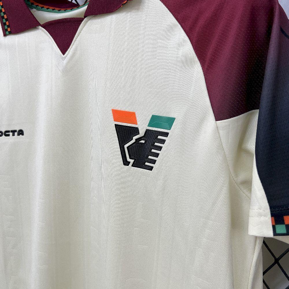 Maillot extérieur Venezia 2025-26 de Le 12 -ème, maillot de football orange avec logo et motifs distinctifs.