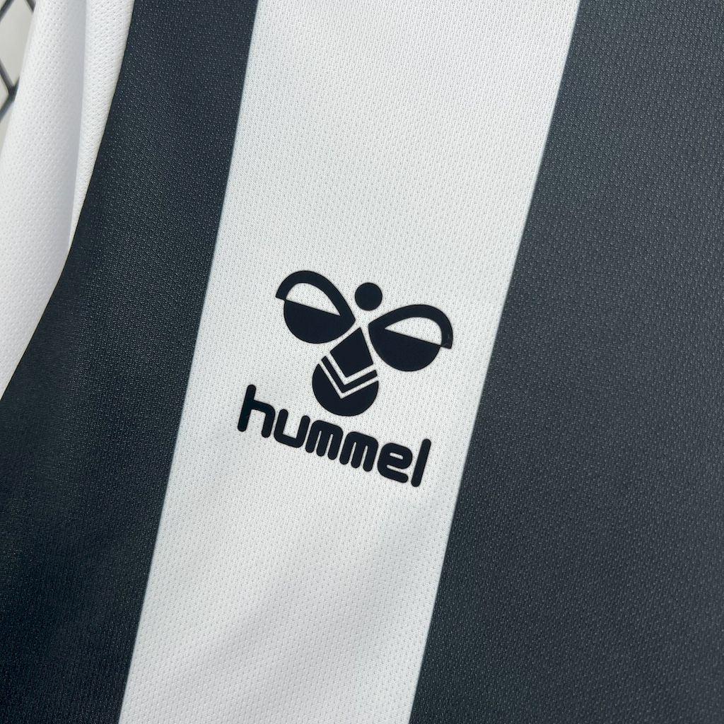 Maillot de football Betis 2025-26, Le 12 -ème Maillot, maillot vert avec détails blancs, vue front du maillot.