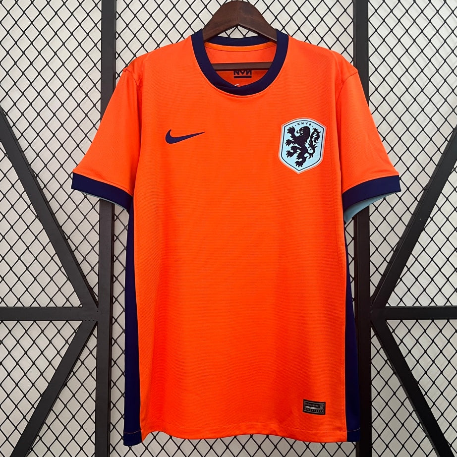 Maillot domicile des Pays-Bas 2023-2024 de la marque Le 12-ème Maillot, vue de face avec design orange et motifs traditionnels