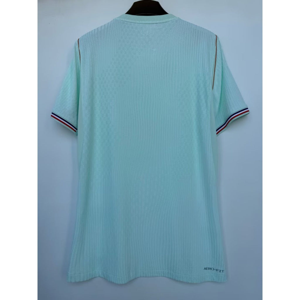 Maillot vert France 25/26 pour joueur, marque Le 12 -ème Maillot, détails du tissu et design sportif visibles.