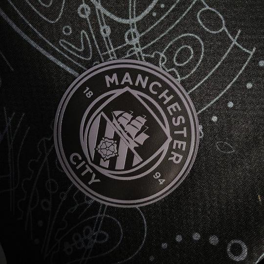 Maillot Manchester City édition Dragon 2024/25 de Le 12, manche courte, logo de l'équipe visible, design moderne et coloré.