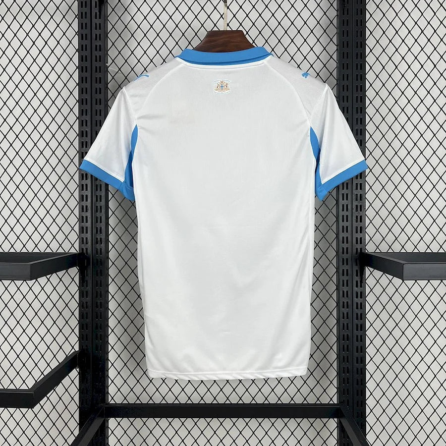 Maillot domicile Marseille 25/26 Le 12 -ème Maillot, maillot de football blanc avec logo et détails bleus, vue frontale.