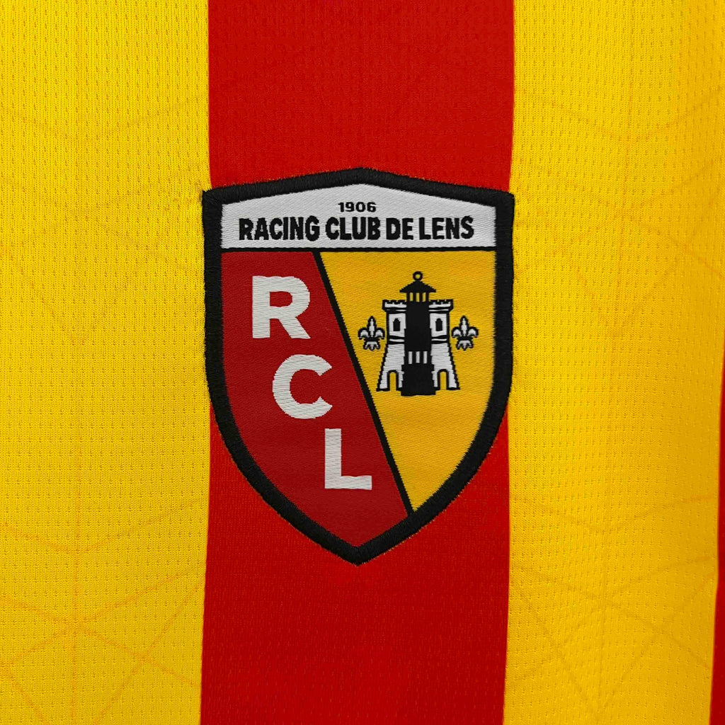Maillot Lens 2024-25 Le 12 -ème Maillot, maillot de football jaune avec logo du club et motifs modernes, vue de face.