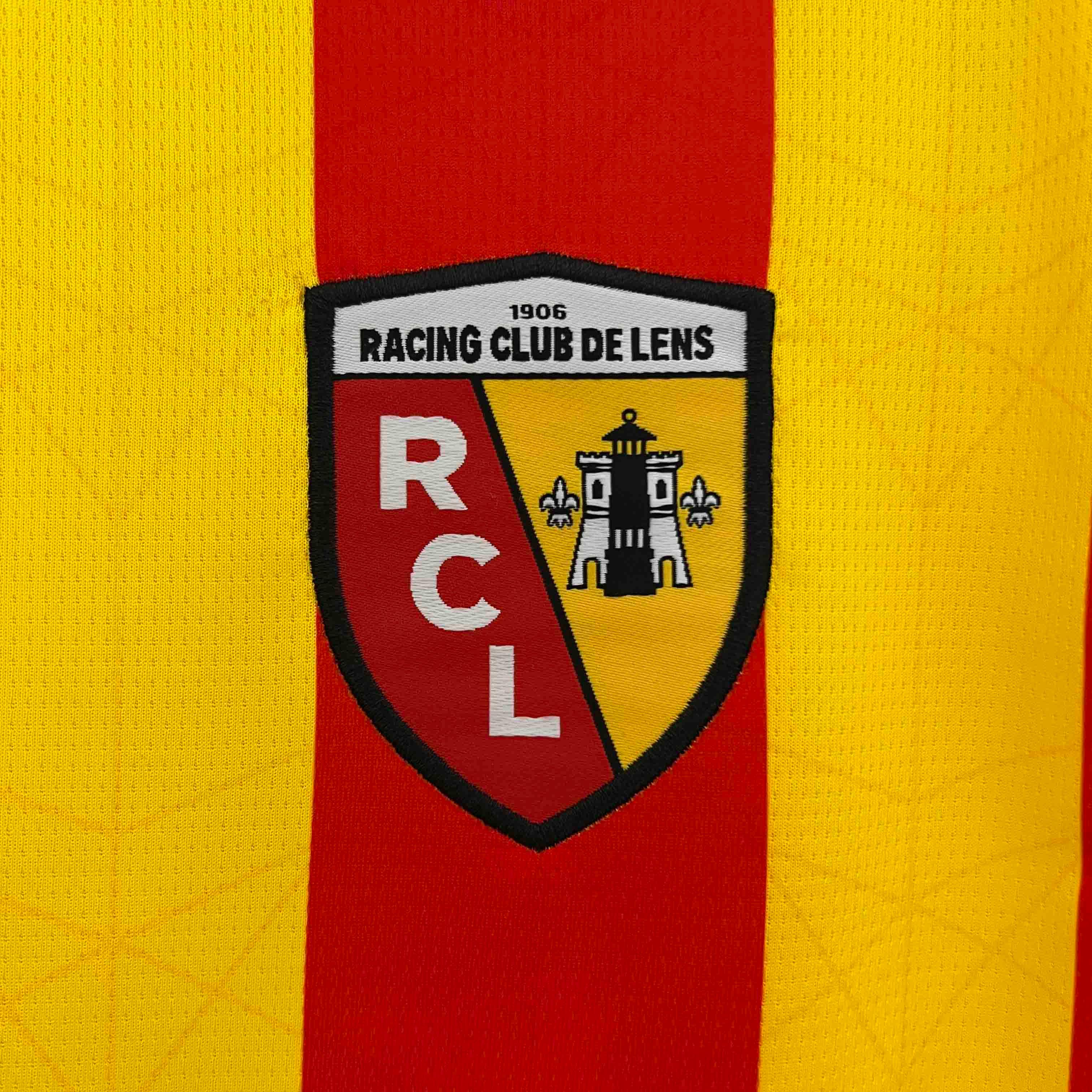 Maillot Lens 2024-25 Le 12 -ème Maillot, maillot de football jaune avec logo du club et motifs modernes, vue de face.