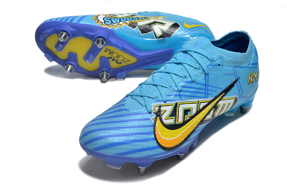 Crampons Mercurial Vapor XV Elite de Le 12 -ème Maillot, montrant la semelle avec pointes en acier pour football.