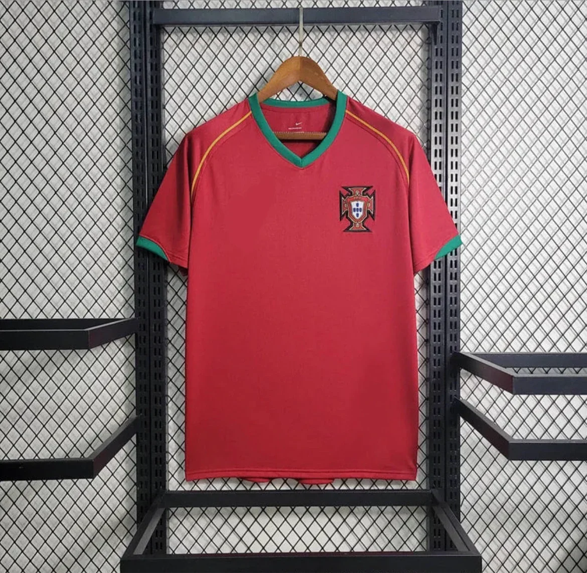 Maillot rétro Portugal 2007 de la marque Le 12 -ème Maillot, vue de face avec design vintage et logos officiels.