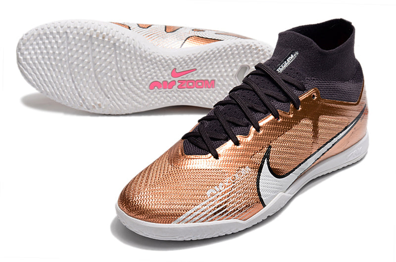 Crampons Mercurial Superfly IX Elite, chaussures de football Nike avec pointes en métal pour meilleure traction sur le terrain.
