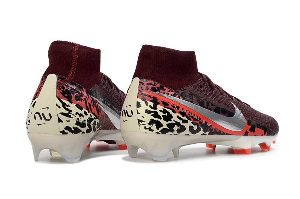 Crampons Air Zoom Mercurial Superfly IIX Elite de Le 12 -ème Maillot, vue détaillée avec pointes en acier et design en relief.