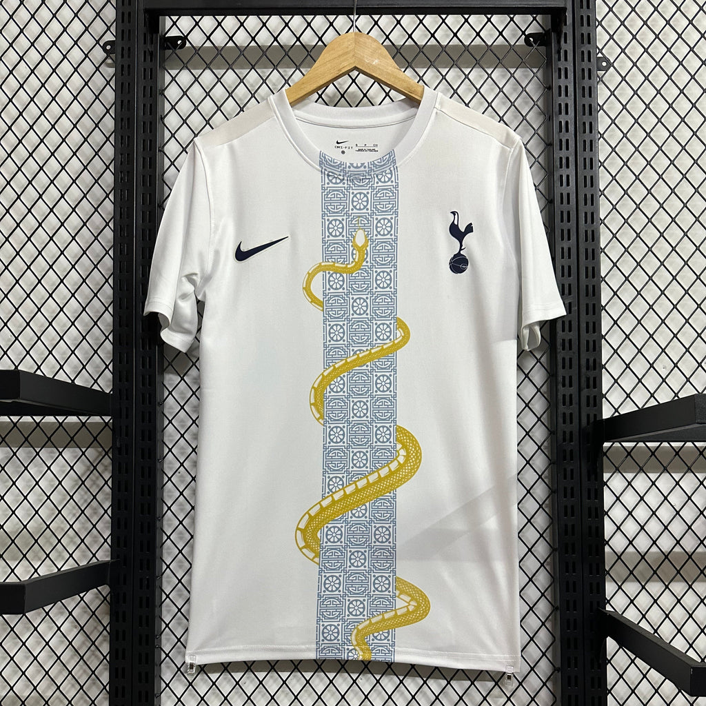 Maillot de football Tottenham 25/26, modèle spécial, de la marque Le 12 -ème Maillot, vue du devant avec logos et détails.